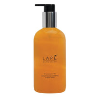 Un flacone da 300 ml in plastica trasparente con erogatore nero e collare argentato, recante la scritta "LAPĒ Collection Oriental Lemon Tea Body Wash & Shampoo" della Diversey Deutschland GmbH & Co. OHG, offre una rinfrescante fragranza orientale.