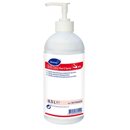 Une bouteille en plastique blanche de 0,5 litre de Soft Care Des E Spray H5 de Diversey Deutschland GmbH & Co. OHG, avec un distributeur à pompe et une étiquette multilingue – idéale pour une désinfection efficace des mains en déplacement en format spray pratique.