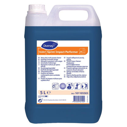 Un conteneur en plastique de 5 litres avec TASKI Sprint Impact Performer, nettoyant puissant universel de Diversey Deutschland GmbH & Co. OHG, avec une étiquette bleue avec des caractéristiques détaillées et des informations de sécurité en plusieurs langues.