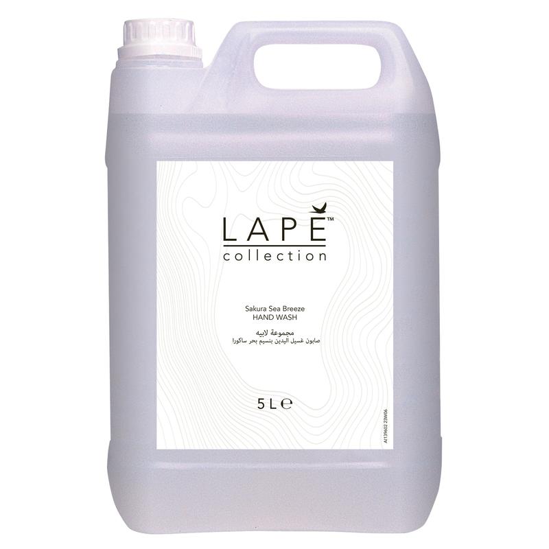 Ein 5-Liter-Kanister aus transparentem Kunststoff mit Griff und Schraubverschluss der Diversey Deutschland GmbH & Co. OHG mit der Aufschrift "LAPE Earth Collection Sakura Sea Breeze Hand Wash" ist mit einem weißen Etikett versehen und duftet zart nach Kirschblüten und Meeresbrise.