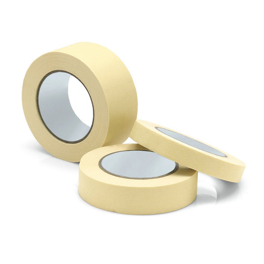 Tre rotoli di nastro adesivo per pittori Nölle Profi Brush, prodotto da Nölle Profi Brush Bürsten- & Pinseltechnik e.K., di colore beige, sono raffigurati su sfondo bianco – due in posizione verticale e uno in posizione orizzontale – con i nuclei di cartone visibili; ideali per bordi di verniciatura precisi e lavori professionali.