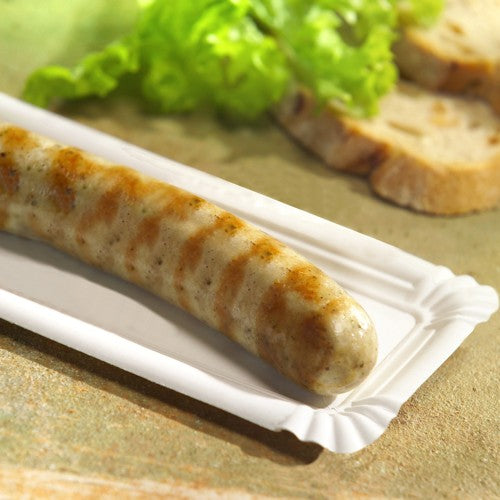 Eine gegrillte Wurst auf einem PAPSTAR 250 Teller, Pappe "pure" eckig weiß von PAPSTAR GmbH, serviert mit Salatblättern und zwei Scheiben Brot im Hintergrund.