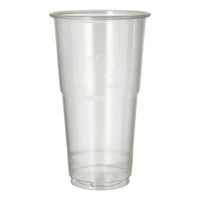 Der PAPSTAR Kaltgetränkebecher PLA "pure" glasklar mit Schaumrand (0,5 l) der PAPSTAR GmbH steht aufrecht auf weißem Grund, ist leicht verjüngt und hat einen gerollten Rand - eine umweltfreundliche Wahl für Ihre Getränke.