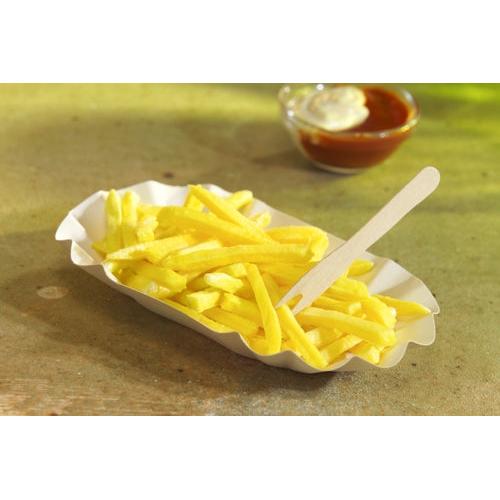 Eine PAPSTAR 250 Schalen, Pappe "pure" oval weiß von PAPSTAR GmbH ist mit gelben Pommes frites und einer Holzgabel gefüllt. Im Hintergrund steht eine kleine Glasschale mit dunkler Sauce und Mayonnaise.