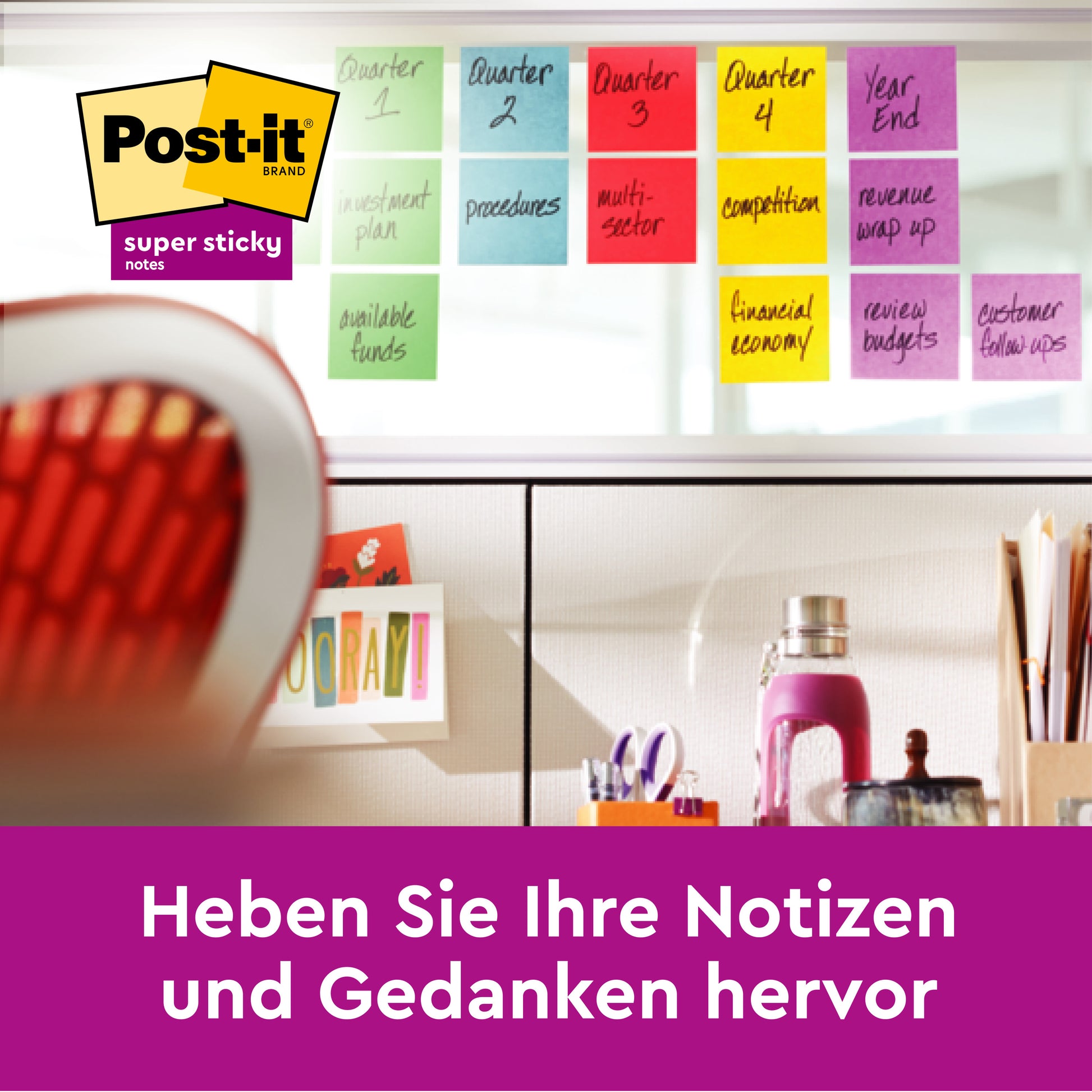 Mehrere Post-it® Super Sticky Notes im Großformat von 3M Deutschland GmbH in verschiedenen Farben haften an einer Glaswand. Unten steht: "Heben Sie Ihre Notizen und Gedanken hervor." Packung mit 4 Blöcken + 2 gratis, liniert, 101 x 152 mm.
