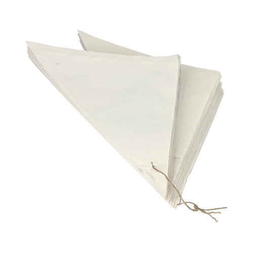 Une pile de PAPSTAR 1000 cornets en cellulose, enfilés par la PAPSTAR GmbH, est lâchement attachée avec une ficelle brune sur un fond blanc – un design écologique.