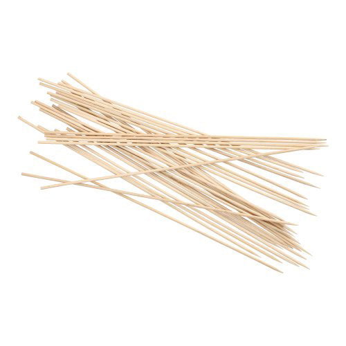 Un tas de brochettes en bois PAPSTAR "pure", Ø 3 mm, 30 cm de long (paquet de 500 pièces) de PAPSTAR GmbH est étalé sur un fond blanc. Les brochettes de barbecue sont fines, droites et ont des extrémités pointues.