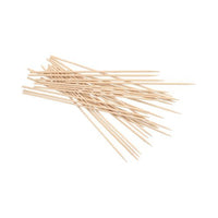 Ein Stapel PAPSTAR Schaschlikspieße aus Holz (Ø 3 mm, 20 cm lang, Beutel mit 50 Stück) von PAPSTAR GmbH liegt auf weißem Hintergrund. Die Holzspieße sind dünn, gerade und spitz-ideal für Grillgerichte.