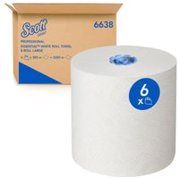 Un grande rotolo bianco di asciugamani in rotolo Scott® Essential™ 6638 (monostrato) della Kimberly-Clark GmbH, contrassegnato da un’etichetta blu con il numero “6”, è posizionato davanti a un cartone marrone recante le scritte “Professional Essential White Roll Towel” e “6638”.