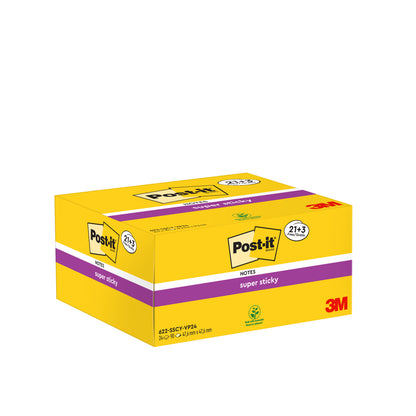 Eine gelbe Schachtel Post-it® Super Sticky Notes (3M Deutschland GmbH), 21 Blöcke plus 3 Gratisblöcke, je 90 Blatt, 47,6 mm x 47,6 mm, PEFC-zertifiziert (100 %), mit Logo und Produktangaben mit lila Akzenten auf Vorder- und Rückseite.