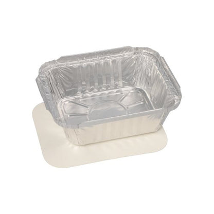 La Starpak 25 vaschette, Alu + coperchio interno, rivestita in PP di Starpak è una vaschetta rettangolare monouso in alluminio con un coperchio di cartone bianco abbinato sotto, ideale per catering o da asporto, raffigurata su uno sfondo bianco semplice.