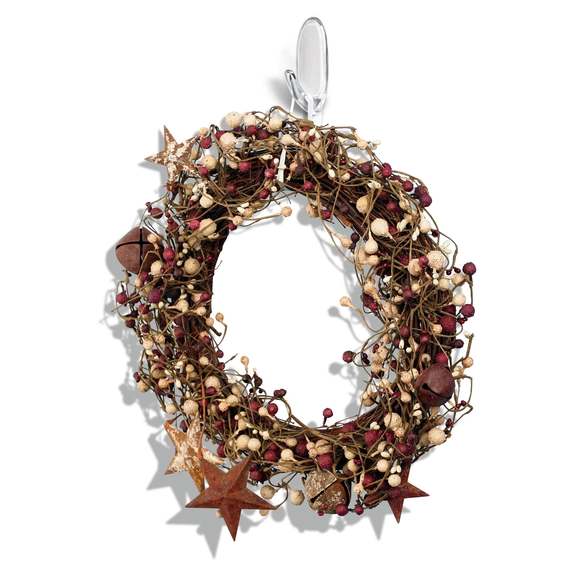 Ein rustikaler Kranz mit Zweigen, Beeren, Glocken und Sternen hängt an einem 3M Command™ Haken M (transparent), 17091CLR, Packung (1 Stück) von 3M Deutschland GmbH, montiert vor einem weißen Hintergrund.