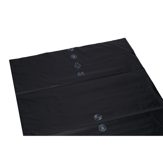 Eine große, flache schwarze Kunststoffplatte, wie die DEISS Premium Müllsäcke 120L by EMIL DEISS KG (700x1100x0,1mm), mit Recyclingsymbolen und der Zahl 65 in weiß, liegt auf weißem Grund.