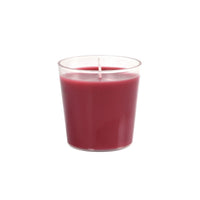Un petit récipient en verre transparent contient une bougie de recharge Switch & Shine de la société Duni GmbH, de couleur rouge foncé (environ 30 h, 65 x 65 mm), dotée d'une mèche blanche unique et d'une durée de combustion particulièrement longue, présentée sur un fond blanc sobre.