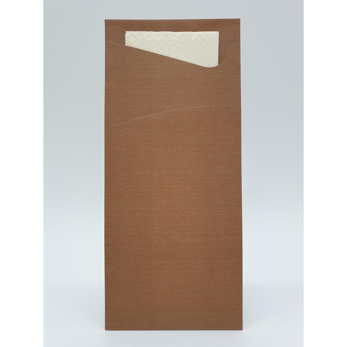 Ein brauner Papierumschlag (190 x 85 mm) der Duni GmbH, dessen obere Ecke leicht geöffnet ist, zeigt im Inneren eine weiße Sacchetto Zelltuch-Serviette vor einem schlichten hellgrauen Hintergrund und hebt dieses praktische Accessoire hervor.