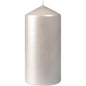 Die Duni GmbH Stumpenkerzen, ca. 50h 150 x 70 mm, ist eine hohe, silberne Stumpenkerze mit spitzer Spitze und sichtbarem Docht, die aufrecht vor einem schlichten weißen Hintergrund steht und bis zu 50 Stunden Brenndauer bietet.