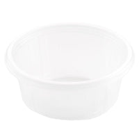 Le récipient Fixpack® rond transparent en PP de la société Duni GmbH est un récipient vide transparent et rond, doté d'un rebord légèrement surélevé, représenté sous forme de vue de dessus oblique sur un fond blanc uni.