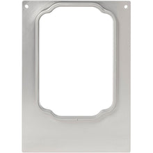 Die Duni GmbH Kassette DF10/20 ist eine rechteckige Metallplatte mit gebürstetem Finish und großer zentraler Aussparung, die zur sicheren Aufnahme einer PP-Schale Take Away 900 ml dient. Sie verfügt über erhöhte Kanten und zwei Befestigungslöcher. Verpackung: 1 Stück.