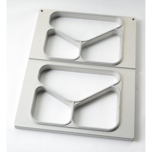 Die Duni GmbH Kassette DF15/25 ist eine hellgraue PP-Transportform mit zwei identischen Ausschnitten, die jeweils drei durch erhöhte Trennwände getrennte Fächer aufweisen und mit den Caterline-Schalen 350/225/170, 445/280/205 und 530/325/235 ml kompatibel sind.