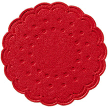 Ein flacher, runder, roter Tassenuntersetzer (Ø 7,5 cm) der Duni GmbH mit gewellten Rändern und symmetrischem Muster, hier auf weißem Hintergrund. Erhältlich in 8er-Sets oder 250er-Packungen für Getränke.