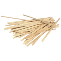 Une pile de bâtonnets mélangeurs en bois de la marque Abena Re-Seller GmbH est disposée sur un fond blanc. Ces bâtonnets mélangeurs en bois, fins, plats et rectangulaires, aux extrémités arrondies, sont parfaits pour la cuisine et constituent un choix respectueux de l'environnement.