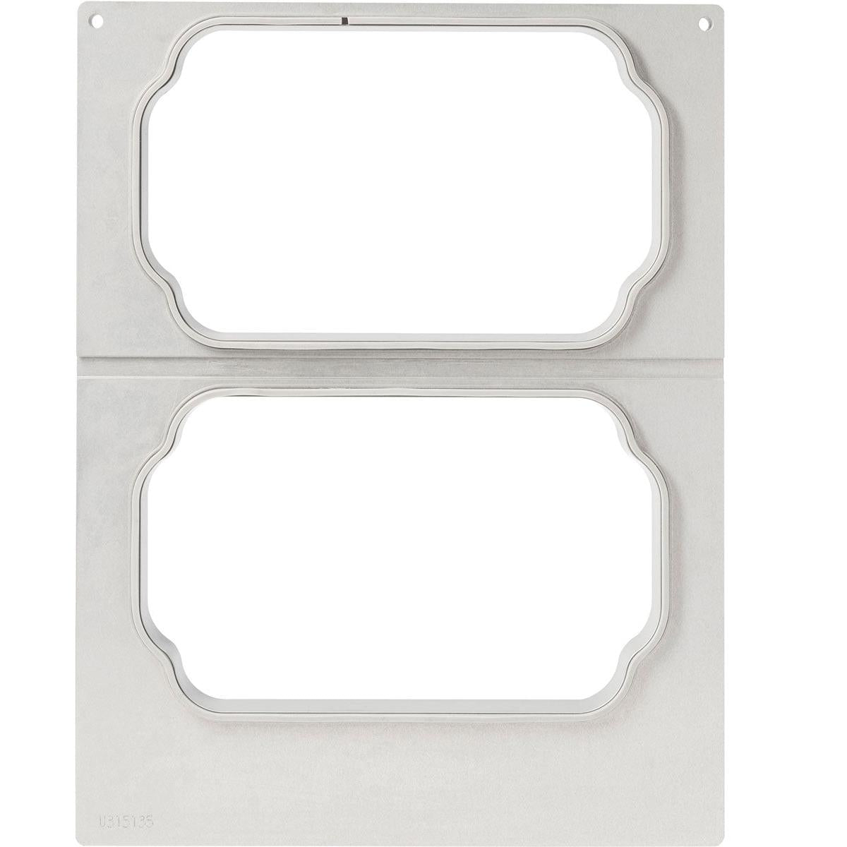 Eine flache Metallschablone mit zwei verschnörkelten Ausschnitten, perfekt für die sichere Aufbewahrung in der Kassette DF15/25 f. PP-Schale Take Away von Duni GmbH. Die gebürstete Oberfläche verfügt über eine kleine eingravierte Nummer in der unteren linken Ecke.