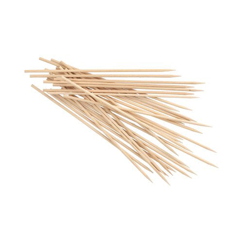 Ein Stapel PAPSTAR Schaschlikspieße aus Holz "pure", Ø 3,5 mm, 20 cm lang (1000 Stück), von PAPSTAR GmbH, mit spitzen Holzenden auf weißem Hintergrund.