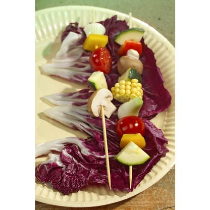 Un plateau en carton de PAPSTAR GmbH contient trois brochettes de crudités - champignons, tomates cerises, oignon, courgette, poivron et maïs - sur des feuilles de chou violet, avec PAPSTAR brochettes en bois "pure", Ø 3,5 mm, 20 cm de long.