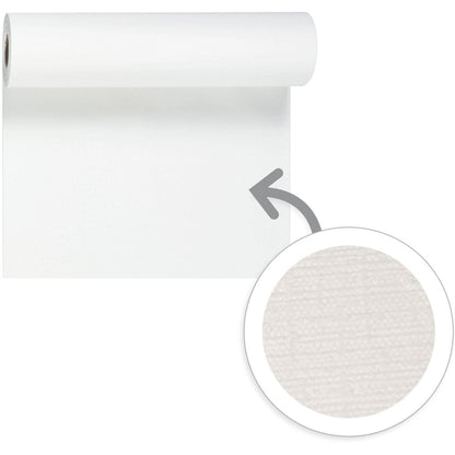 Eine Rolle einfarbig weißer Evolin-Tischläufer Tête-à-Tête 24 m x 0,41 m (20 Abschnitte) der Duni GmbH wird nach unten abgerollt. Ein Pfeil hebt eine kreisförmige Nahaufnahme hervor, die das subtile, strukturierte Oberflächenmuster der Tischdekoration offenbart.