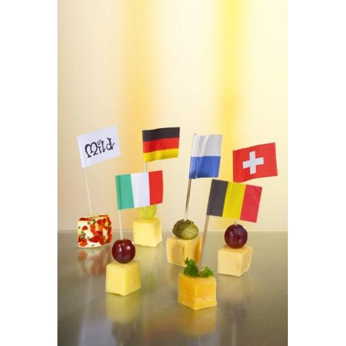 Cheese cubes with grapes, pickles, or herbs are stylishly presented with the PAPSTAR 500 Deco-Picker 8 cm white from PAPSTAR GmbH, equipped with flag-shaped attachments for Italy, Germany, Russia, Switzerland, and Belgium.