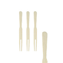 Quattro PAPSTAR spiedini fingerfood "pure" (8,5 cm) in legno sono disposti verticalmente su sfondo bianco, tre vicini tra loro e uno sul bordo destro - accessorio perfetto per feste di PAPSTAR GmbH, confezione da 500 pezzi.