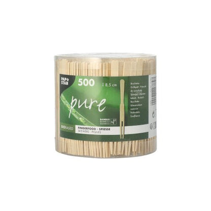 Der durchsichtige Kunststoffbehälter der PAPSTAR GmbH fasst 500 "Fingerfood-Spieße pure" (8,5 cm), perfekt für Snacks. Das grün-weiße "pure"-Etikett zeigt Produktinfos und Branding - ideale Holzspieße für Ihren Partyzubehör-Bedarf.