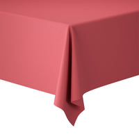 Primo piano dell'angolo di un tavolo rettangolare, apparecchiato con una tovaglia Evolin della Duni GmbH, 127 x 180 cm, di un intenso rosa scuro, su sfondo bianco.