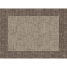 Ein minimalistisches, geometrisches Bild zeigt eine quadratische, beigefarbene Fläche mit einer gewebten Textur, die auf einem dunkleren, braunen Hintergrund zentriert ist und an das gitterartige Design der Dunicel-Tischsets 30 x 40 cm Linnea greige der Duni GmbH (100 Stück) erinnert.