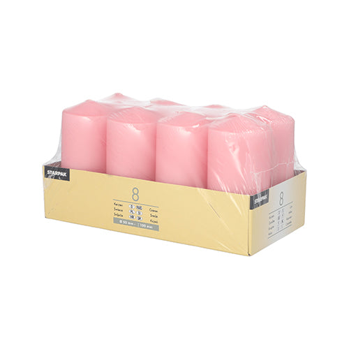 Eine Packung mit acht rosa Starpak 8 Stumpenkerzen Ø 50 mm · 100 mm Kerzen wird in einer Pappschale präsentiert, in durchsichtige Plastikfolie eingewickelt und mit Produktinformationsetiketten versehen – ideal, um eine gemütliche Atmosphäre zu schaffen.