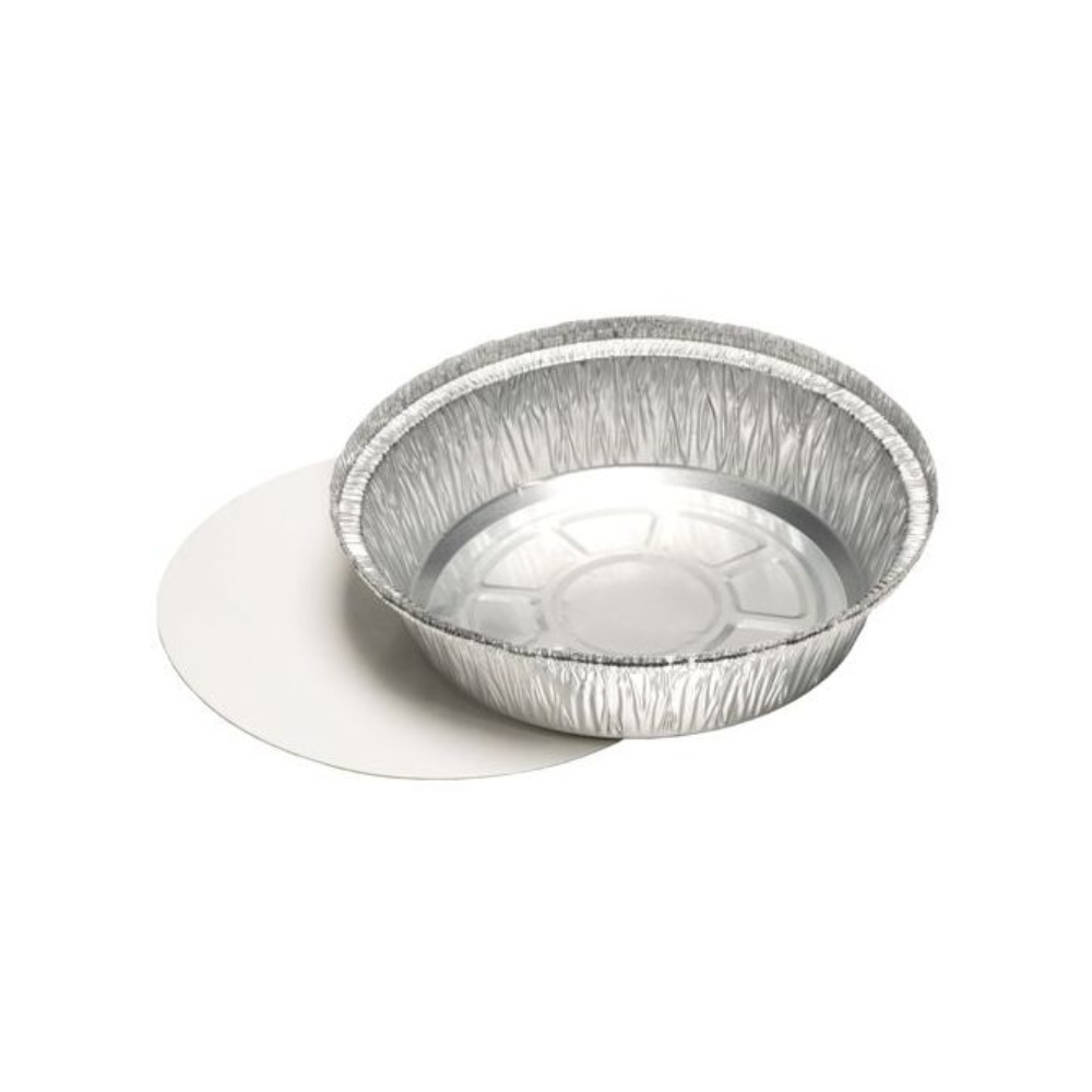 Una teglia Starpak 25 vaschette, Alu + coperchio interno, rivestita in PP con un coperchio piatto di cartone abbinato si trova nelle vicinanze su uno sfondo bianco semplice.