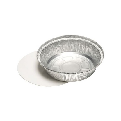 Una teglia Starpak 25 vaschette, Alu + coperchio interno, rivestita in PP con un coperchio piatto di cartone abbinato si trova nelle vicinanze su uno sfondo bianco semplice.