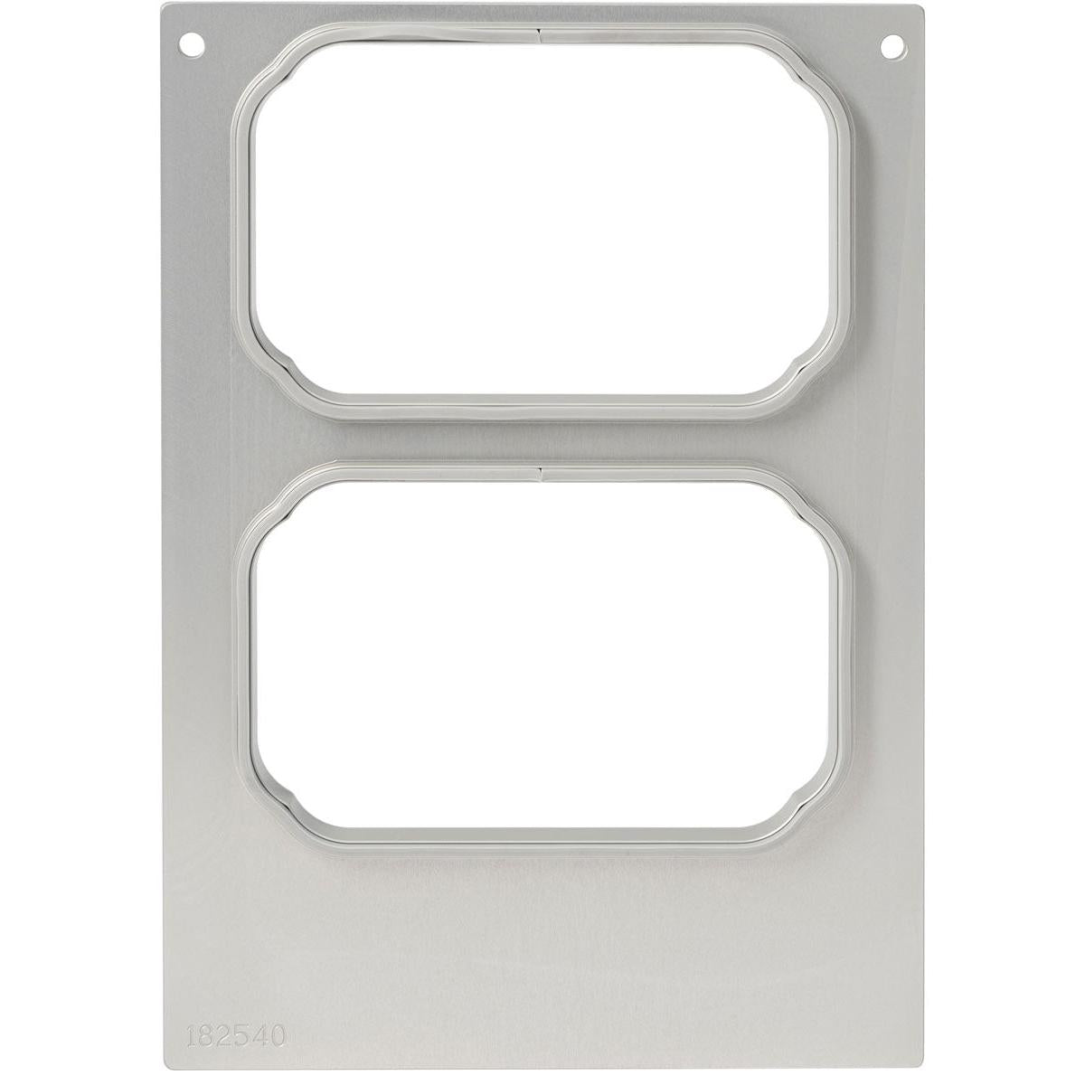 Die Kassette DF10/20 f. CPET Schalen 370 ml (2-nutzig) der Duni GmbH ist eine rechteckige Metallplatte mit zwei vertikal ausgerichteten, abgerundeten Ausschnitten, kleinen Löchern in der oberen Ecke und der Gravur "182540" in der unteren linken Ecke.