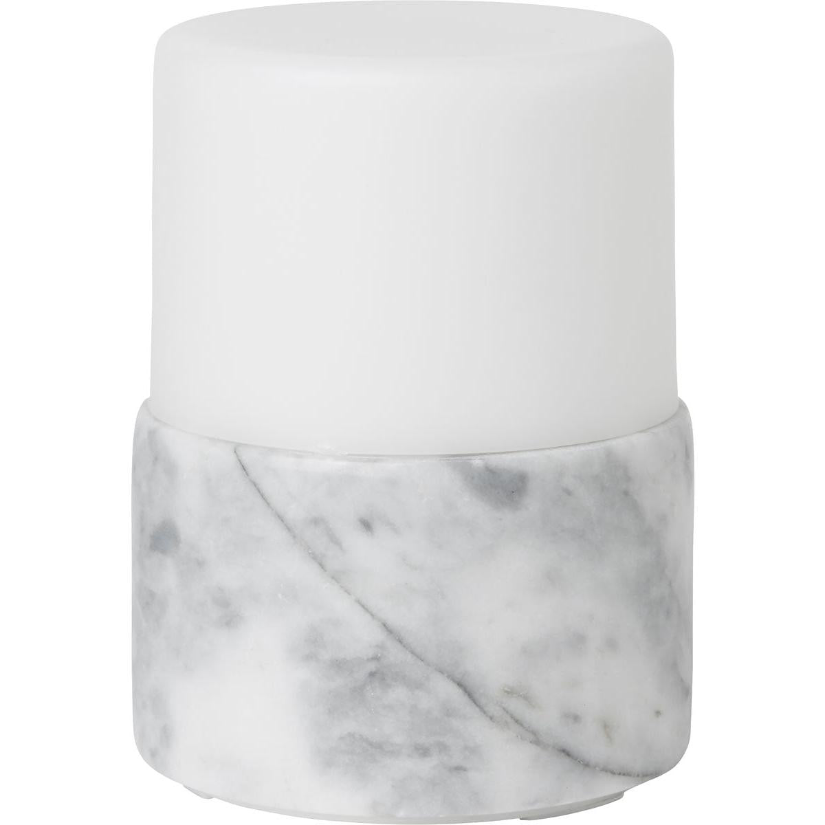 Der LED Kerzenhalter Stone von Duni GmbH (105x75 mm, 1 Stück) mit weiß-marmoriertem Design und mattem Deckel setzt auf jedem Tisch einen stilvollen Akzent und spendet helles Licht für Ihre Dekoration.