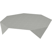 Die hellgraue Dunisilk MD Tischdecke 84x84 cm in Linnea grau der Duni GmbH aus hochwertigem Stoff bedeckt einen achteckigen Tisch mit einer glatten, fein strukturierten Oberfläche; erhältlich im 20er-Pack.