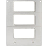 La cassette DF15/25 pour plateau sandwich 181 x 96 x 85 mm (3 compartiments) de Duni GmbH est une plaque métallique argentée dotée de trois découpes verticales, de deux trous de fixation supérieurs et de deux crochets inférieurs. Vendue en paquet de 1 pièce.