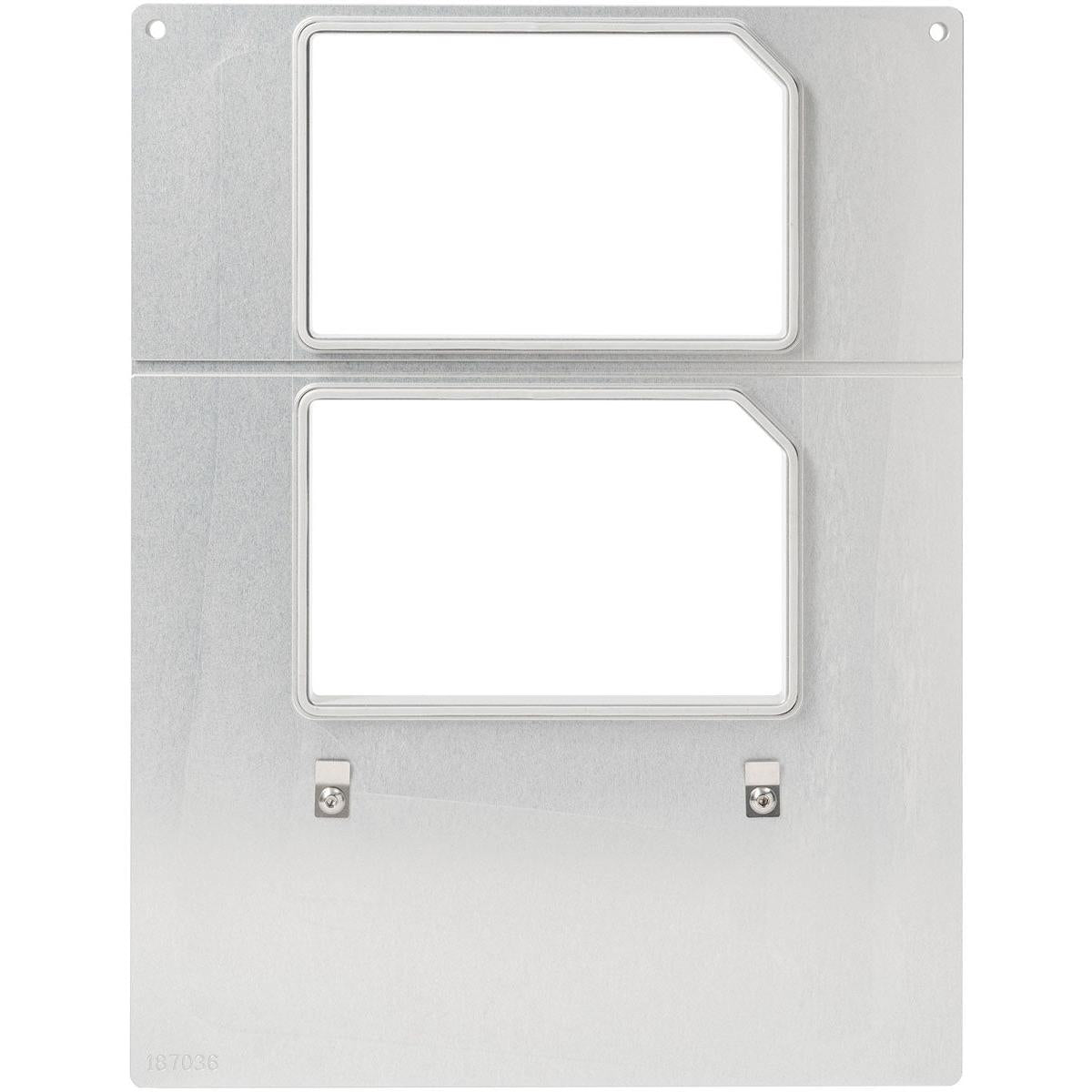 Eine silberne Platte mit zwei rechteckigen Ausschnitten und abgeschrägten Kanten, konzipiert für die Verwendung mit Kassette DF15/25 f. Schale Polardeli rPET 300, 500, 750 ml (2-nutzig) von Duni GmbH - ideal für die Präsentation von Lebensmitteln oder die Integration von Displaysystemen.