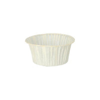 Ein weißes PAPSTAR Muffins-Backförmchen (Ø 5 cm, 3,5 cm hoch) der PAPSTAR GmbH steht leer vor weißem Hintergrund, verpackt zu 20 Stück in einer Faltschachtel und ist ideal zum Backen von Cupcakes oder Muffins.