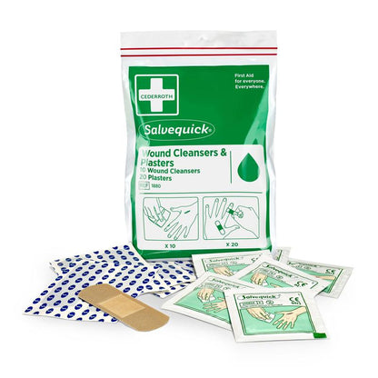 Un nettoyant pour plaies Salvequick (10 pièces) et des pansements (20 pièces) d'Orkla Wound Care AB dans un sac en plastique à fermeture éclair - idéal pour une aide rapide en déplacement - est présenté à l'avant avec des instructions illustrées.