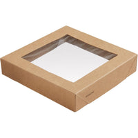 Un couvercle carré marron « Viking Block » de la société Duni GmbH, en carton, doté d'une fenêtre transparente en PLA (140 x 140 x 29 mm) qui permet de voir le contenu. Le mot « ecoecho » est imprimé sur l'un des coins de cet emballage durable. Conditionnement : 300 pièces.