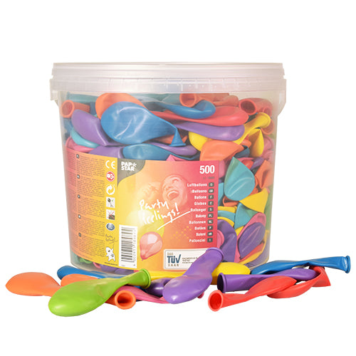 Die PAPSTAR GmbH Luftballons Ø 19 cm, farbig sortiert, kommen in einer Dose mit 500 Stück und bunter Etikettierung - ideal für Partydekoration. Einige lose Ballons vor der Dose unterstreichen das festliche Ambiente.
