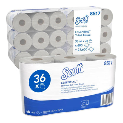 Abgebildet ist eine Packung Scott® Essential™ Toilettenpapier 8517 der Kimberly-Clark GmbH mit 36 Rollen (2-lagig, 21.600 Blatt) in weiß-blauer Verpackung, dahinter sind weitere Packungen gestapelt.