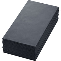 Una pila ordinata di tovaglioli Dunilin grigio scuro, 48 x 48 cm, con piega a 1/4, prodotti dalla Duni GmbH e caratterizzati da un discreto motivo strutturato, è presentata su un semplice sfondo bianco.