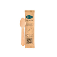 Ein 1/1 Kaffeelöffel 110 mm aus Holz von Duni GmbH liegt neben einer einzeln verpackten, natürlichen Papiersleeve mit Recycling-Symbol und Nachhaltigkeitsinfos auf weißem Hintergrund. Die Packung enthält 250 Stück.