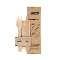 Le kit de couverts 5/1 de la société Duni GmbH se compose d'une fourchette et d'un couteau en bois cirés naturellement, d'une serviette, d'un saupierre et d'un poivrier, le tout dans un emballage recyclable : une solution de couverts jetables respectueuse de l'environnement. Chaque paquet contient 250 kits.